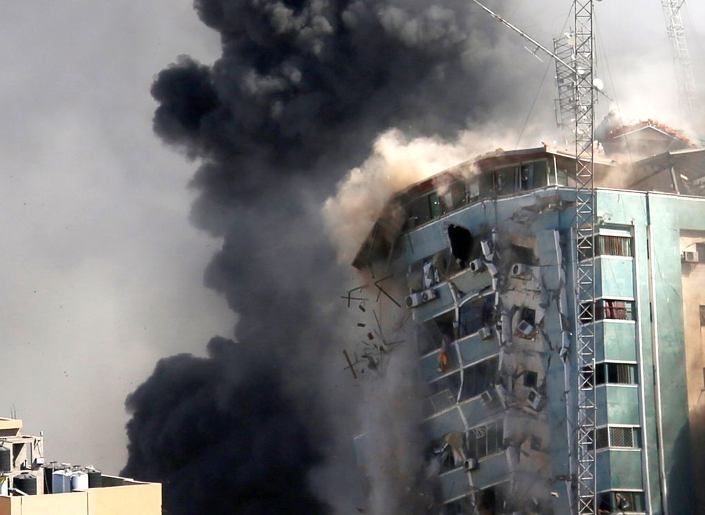 El momento en el que el edificio sede de la agencia AP es derribado por las Fuerzas Armadas israelíes. AP