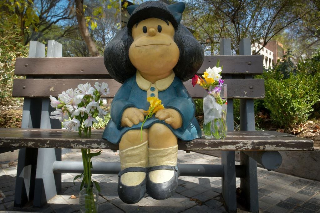 Las personas dejaron flores en la escultura de Mafalda - Orlando Pelichotti