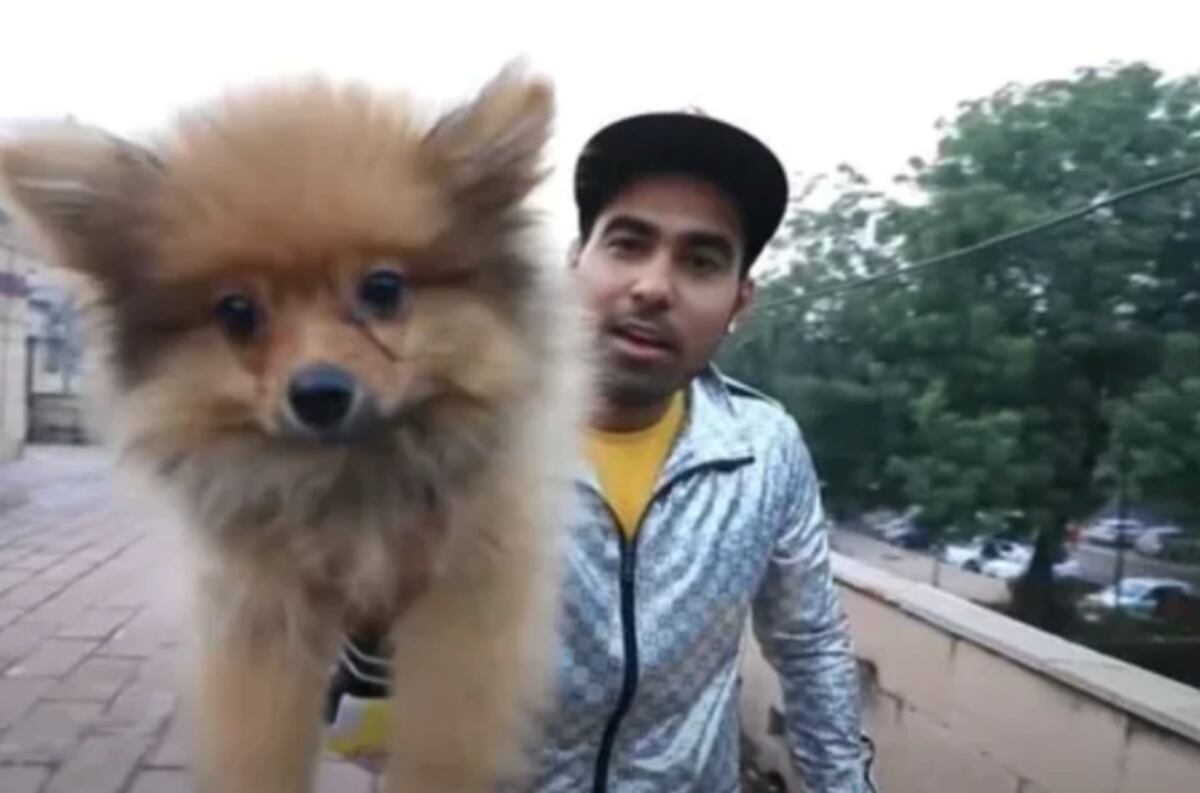 El influencer hindú llamado Mr Sharma junto a su pequeño perro. Foto: Gentileza