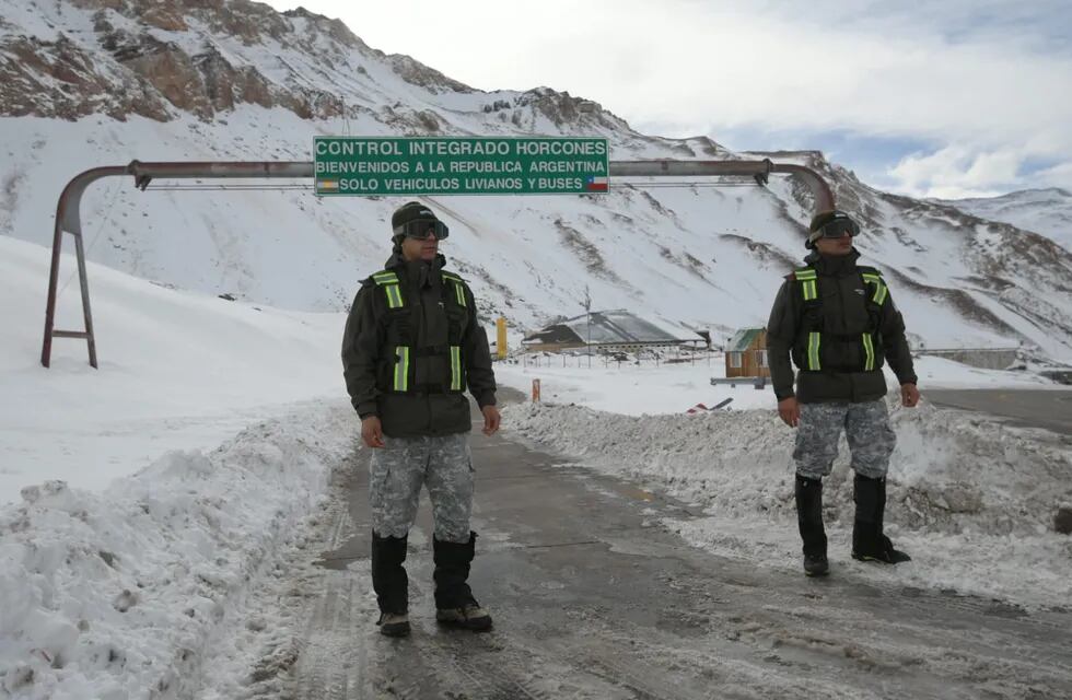 Gendarmería decidirá mañana, de acuerdo al tiempo, si permitirá la circulación vehicular. Foto: Los Andes