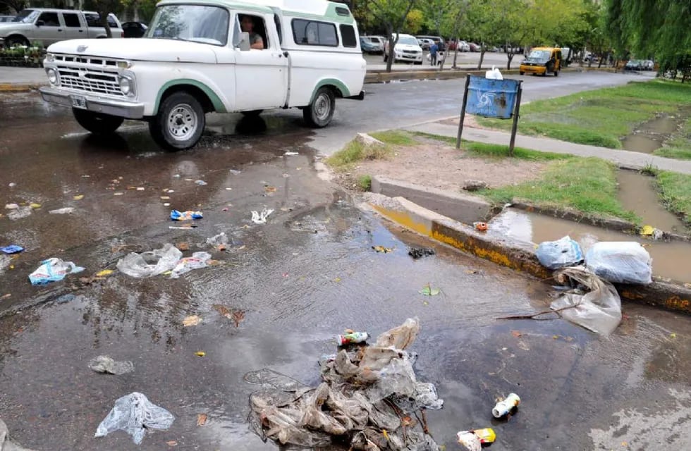 La acumulación de desechos en las acequias de Mendoza acarrea grandes consecuencias.