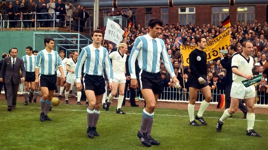 Una postal muy suya en la selección argentina, detrás de Rattin. 