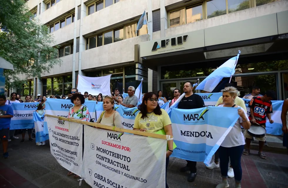 Los monotributistas marcharon por las calles del centro contra un impuesto “ilegal” de AFIP.  Foto: Claudio Gutierrez