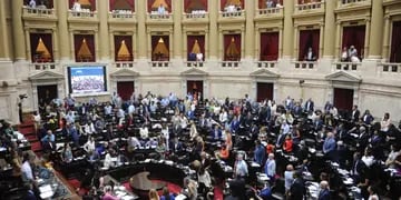 Debate por la "ley ómnibus". Diputados hizo un minuto de silencio por la muerte del expresidente chileno Sebastián Piñera. (Federico López Claro)