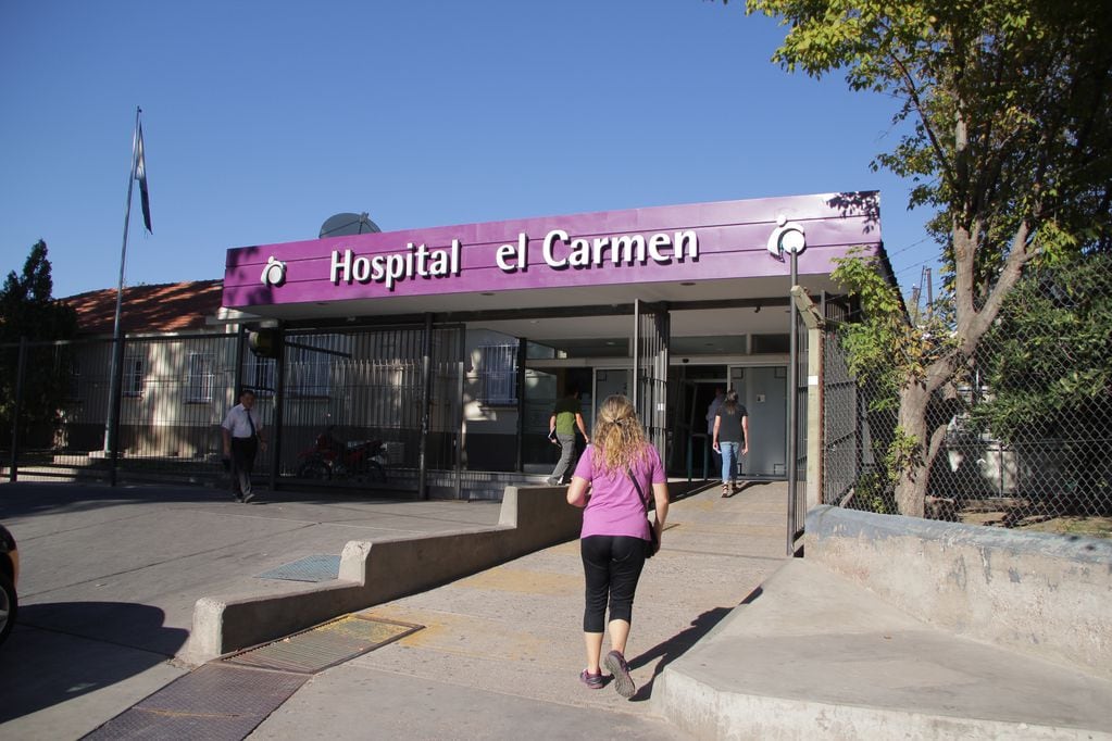 Los kinesiólogos Roberto Becerra y Sandra Bragagnolo llevabancasi 20 años trabajando en el Hospital El Carmen. pero en abril de 2020 los derivaron a tareas de auditoría y denuncian que no los dejan volver al centro asistencial.