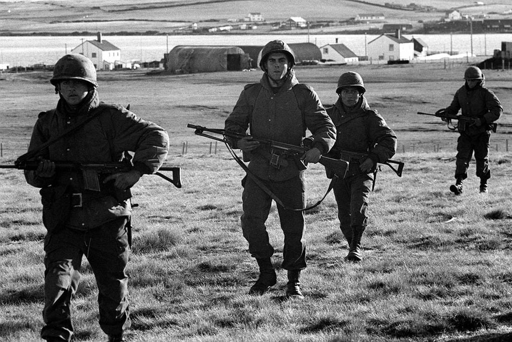 Soldados argentinos patrullan cerca del aeropuerto de Malvinas en mayo de 1982. (Foto: Román von Eckstein)
