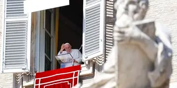 El Papa Francisco saluda desde la ventana de su oficina con vista a la Plaza de San Pedro durante el rezo del Ángelus, Ciudad del Vaticano. EFE