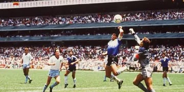 El arquero inglés del Mundial 1986, juró que jamás perdonaría al 10 argentino por su gol con la mano. En su twitter, lanzó una encuesta. 