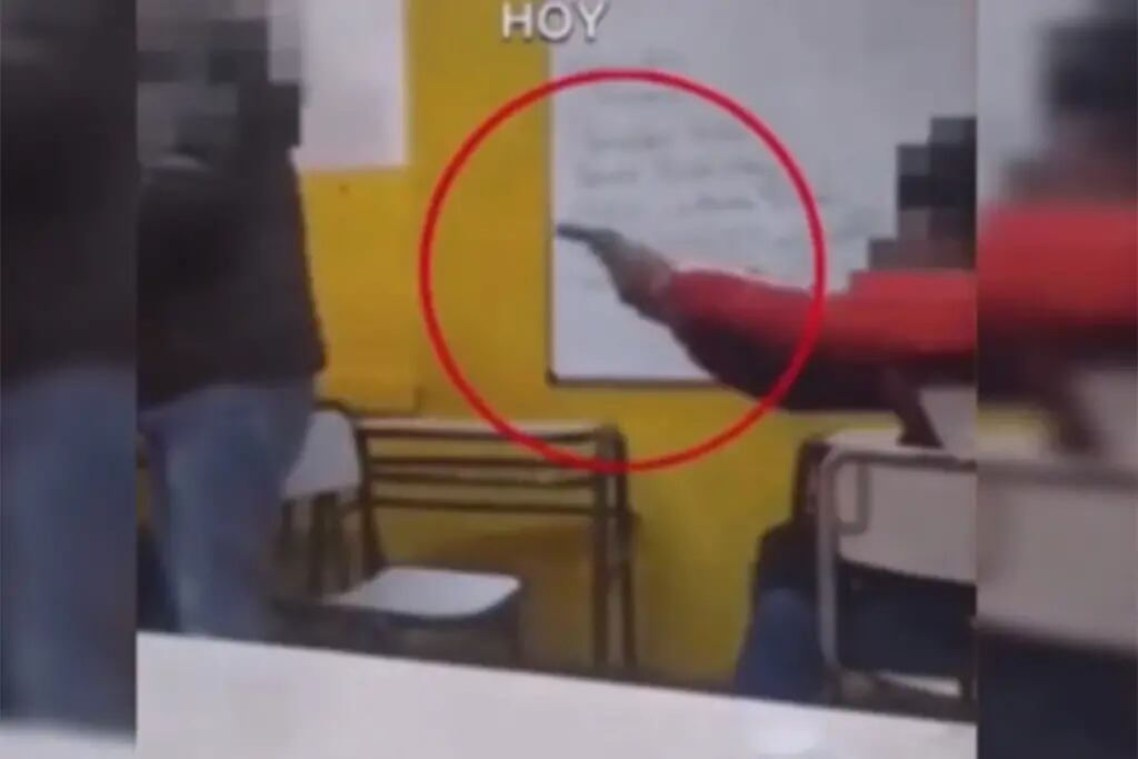 Un alumno le gatilló a un docente en Quilmes (Captura de video).