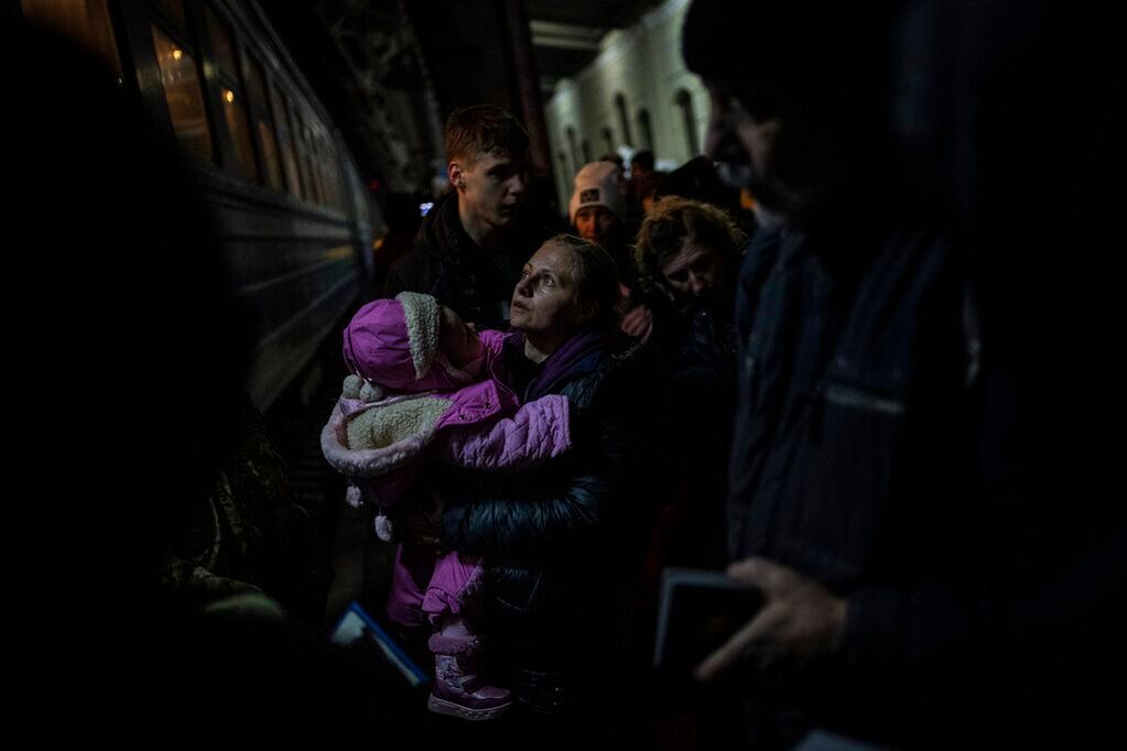 Ucranianos desplazados esperan para subir a un tren con destino a Polonia. Foto: AP / Bernat Armangue