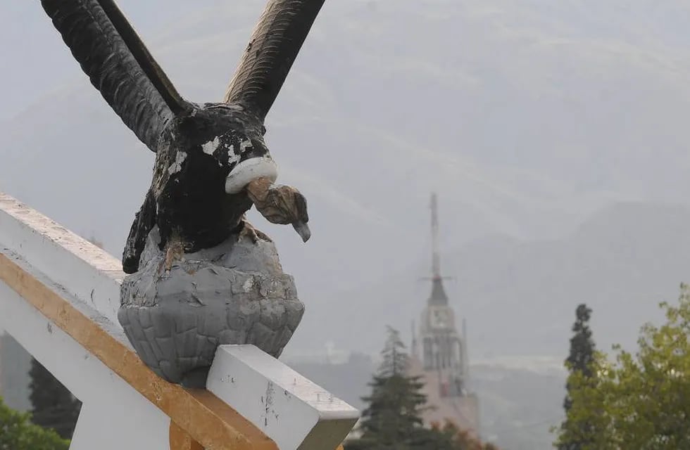 Artista propone retirar el Cóndor del Acceso Este, exhibirlo en un museo y reemplazarlo por uno nuevo. Foto: Archivo Los Andes.