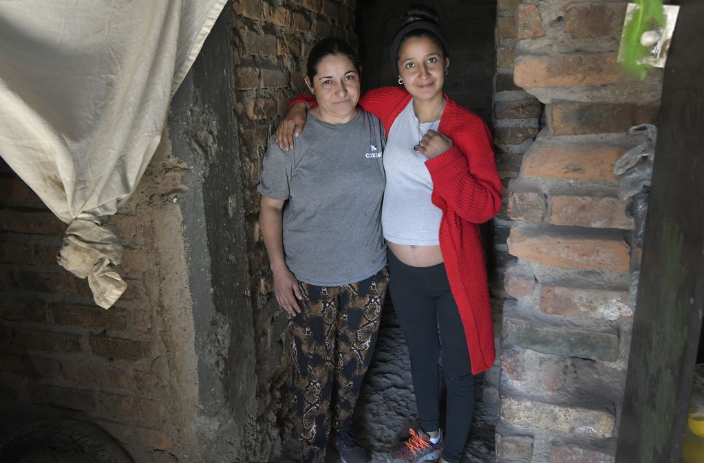 Recicladoras urbanas premiadas 

Celeste Alam, (42), pertenece al grupo colectivo de COREME que ganaron un premio por reciclar materiales, para transformar basura en juegos para armar y móviles
en la foto, junto a su nuera Marina Aráoz(21)

Foto: Orlando Pelichotti / Los Andes