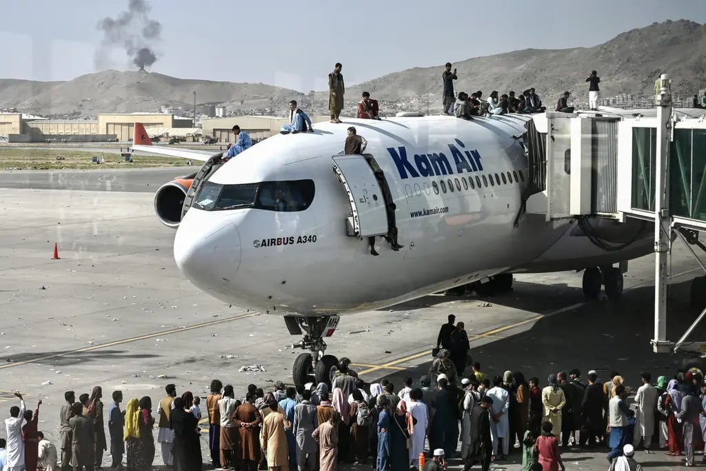 Desesperación y huida en el aeropuerto de Kabul, Afganistán