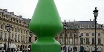 Se llamaba “Árbol” pero parecía un gigante Sex Toy. Un acto de vandalismo llevó a retirar la escultura inflable y se disparó la polémica.