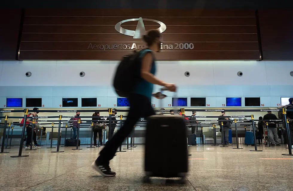 Para Lammens, las fronteras recién podrían abrirse en el último trimestre del 2021. En la foto, el aeropuerto de Mendoza, sin vuelos internacionales desde marzo de 2020. Ignacio Blanco / Los Andes