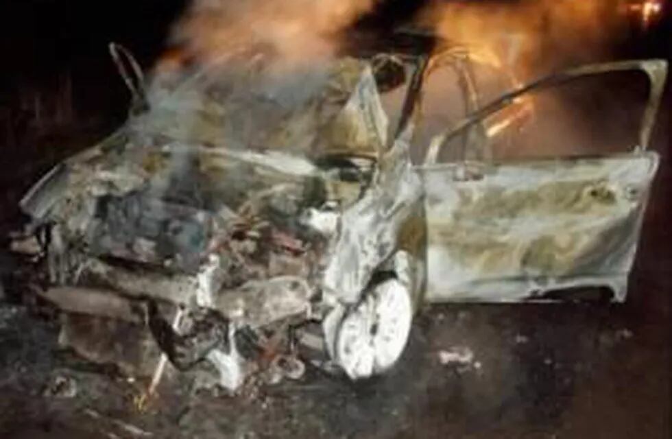 Insólito: un director de Seguridad Vial chocó una vaca y quemó el auto oficial