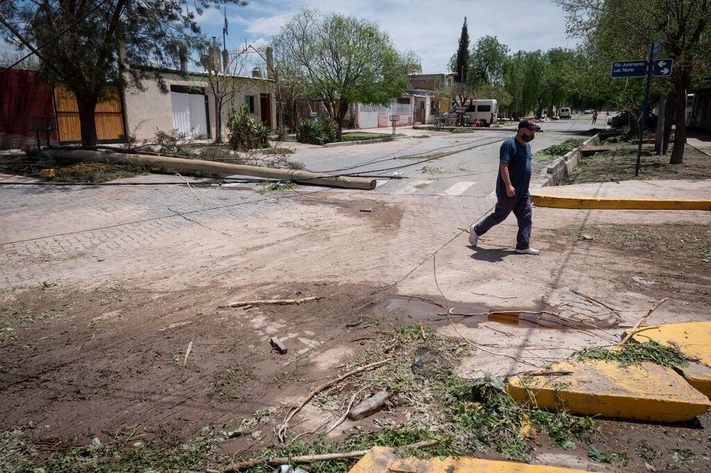 En Las Heras hubo -al menos- 80 viviendas anegadas, 40 derrumbes parciales y
totales, 13 desbordes cloacales, 50 árboles y ramas caídas y 31 postes de luz caídos; entre otros daños.