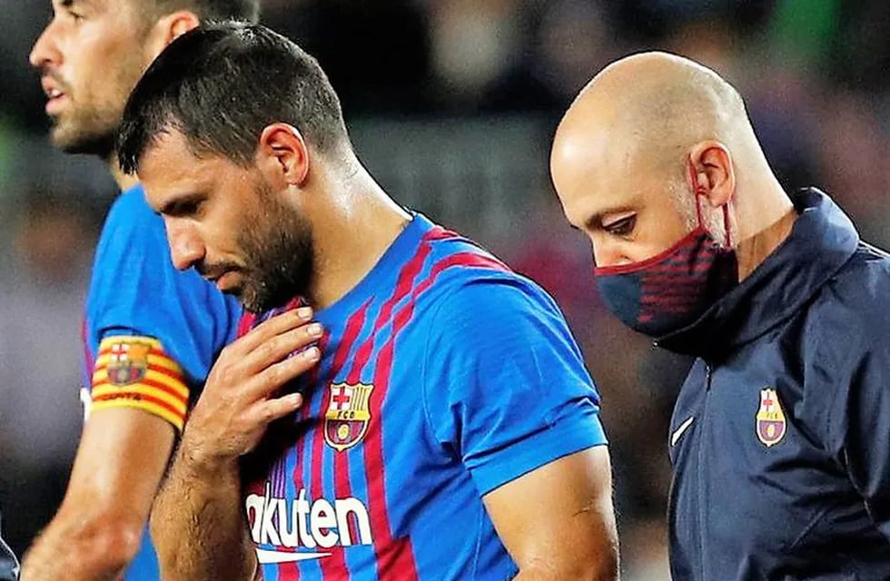 Agüero se retiró del partido contra el Alavés luego de sentir dolor en el pecho. Dos meses después, anunció su retiro definitivo. / Gentileza.