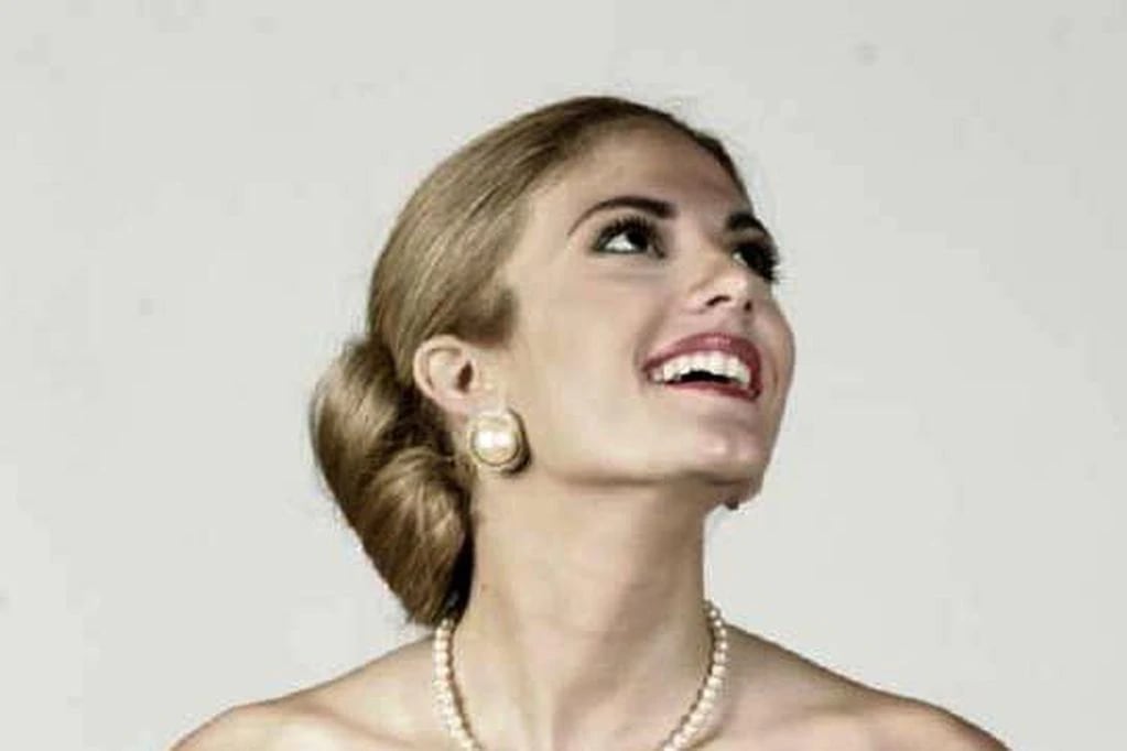 Virginia Seoane, reina de la vendimia de General Alvear en 2004 hizo una producción de fotos vestida de Eva Nuarte de Perón y fue muy criticada.