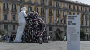 Quemaron una escultura del artista Michelangelo Pistoletto en Nápoles