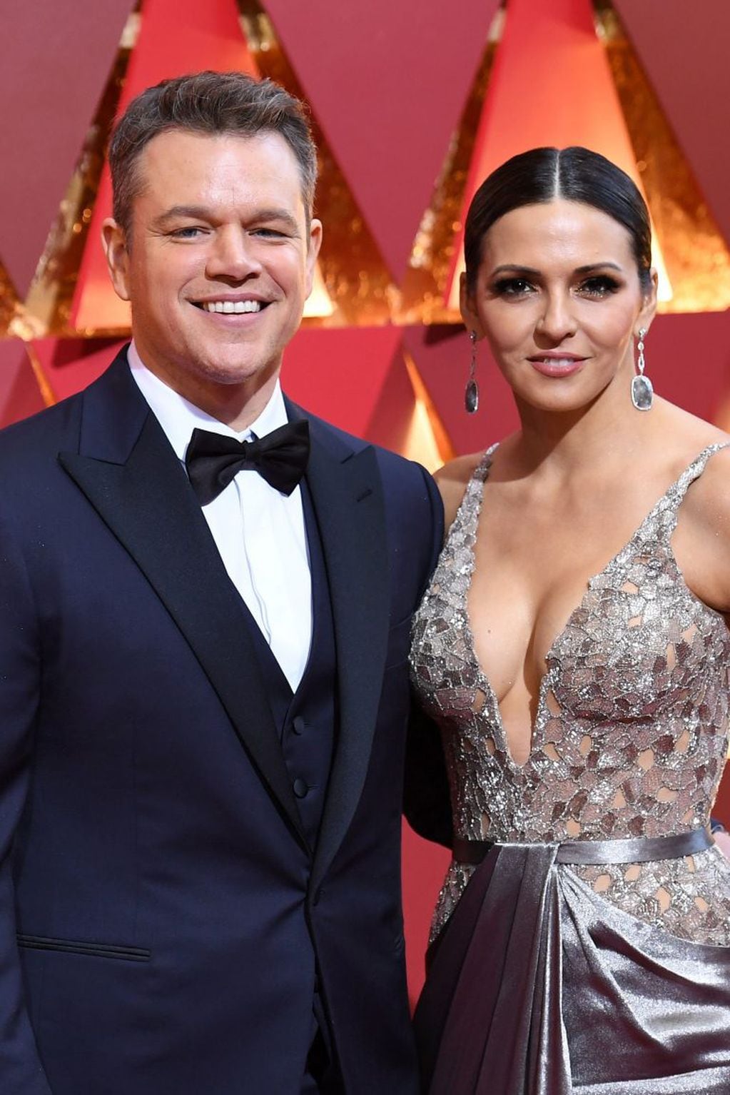 US actor Matt Damon (L) and his wife wife Luciana Barroso pose as they arrive on the red carpet for the 89th Oscars on February 26, 2017 in Hollywood, California.  / AFP PHOTO / ANGELA WEISS