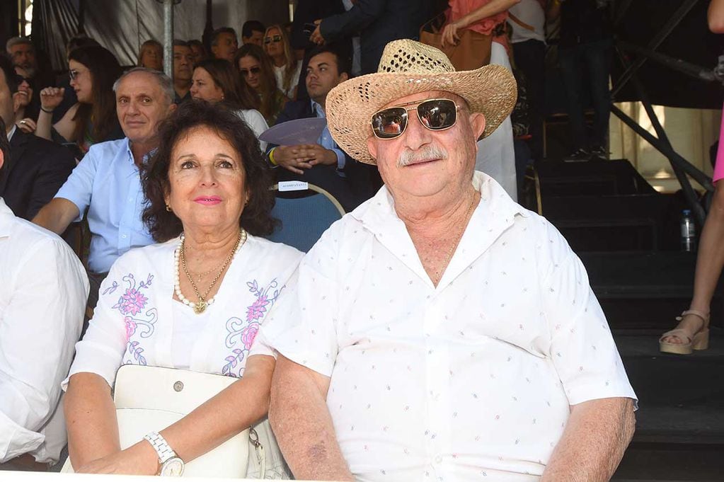 Miguel Ángel Ronco, intendente de Rivadavia junto a su esposa en el Carrusel Vendimial. Foto: José Gutierrez / Los Andes