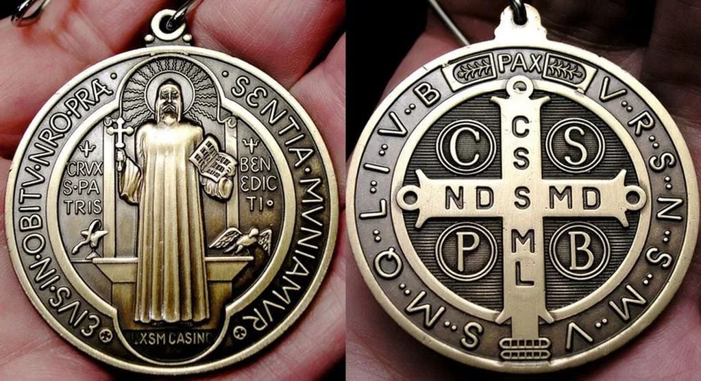 La medalla cuenta con dos lados, uno con la imagen de San Benito y la otra con la cruz. (Web)