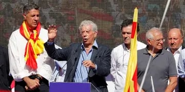 El Nobel de Literatura hispano-peruano cerró hoy la multitudinaria manifestación de Barcelona contra la independencia de Cataluña.