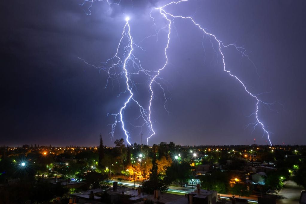 Como durante gran parte del verano, anoche se registró una fuerte tormenta eléctrica en Mendoza. Foto: Ignacio Blanco / Los Andes.
