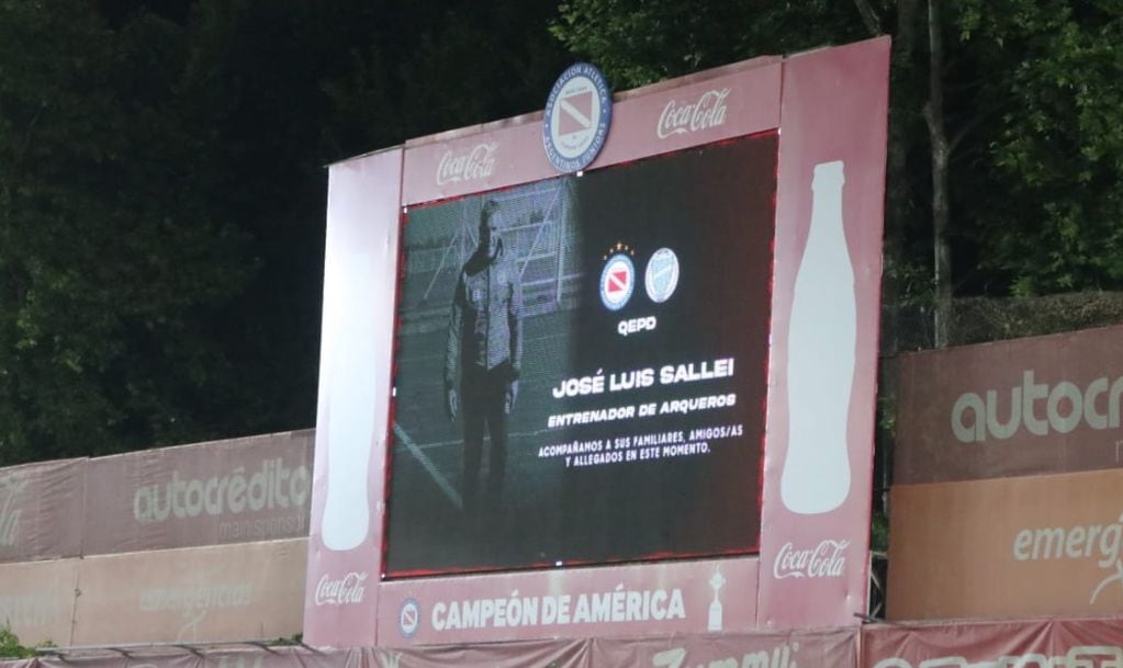 En el estadio Diago Armando Maradona, hubo un minuto de silencio en memoria del fallecido José Sallei, entrenador de arqueros de Godoy Cruz.