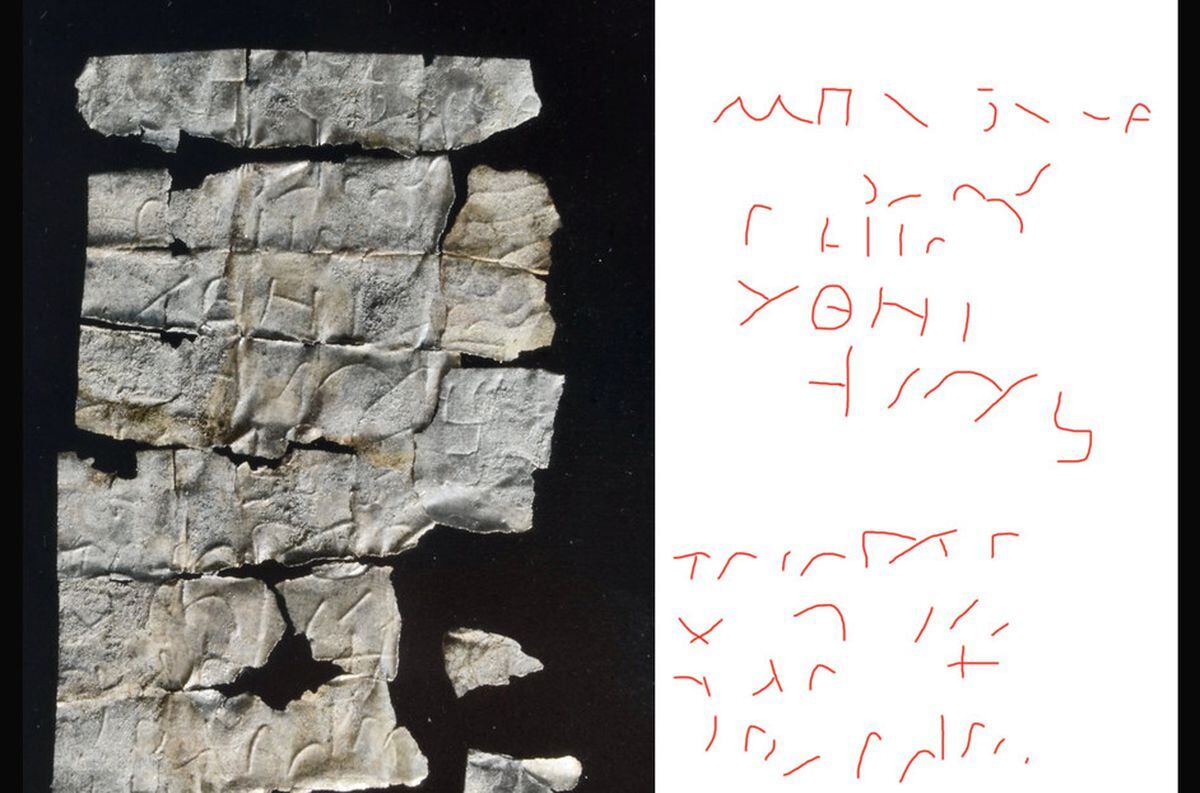 Estudiosos analizan las inscripciones sobre una placa en un sarcófago, para determinar si es una mención de Cristo. Foto RT