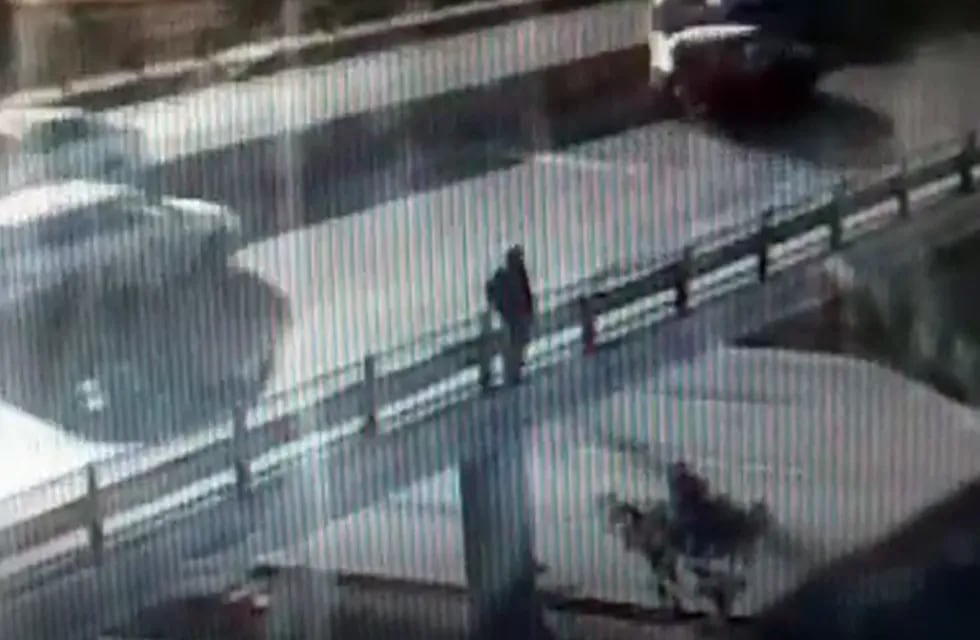 Un grupo policiaco evitó una verdadera tragedia al impedir que un joven se arrojara desde un puente. Foto: Captura de video