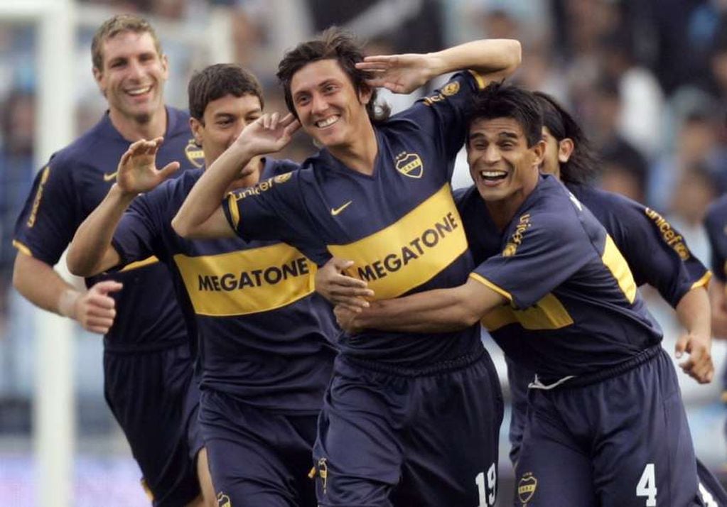 
    A lo Román. Neri festeja uno de sus 29 goles en Boca mientras lo abraza el Negro Ibarra y lo persiguen Palermo, Battaglia y Banega (semitapado).
   