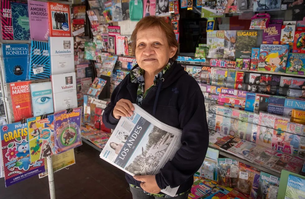 Día del Canillta: Isabel Honor tiene su kiosco en el kilómetro cero hace más de 40 años.