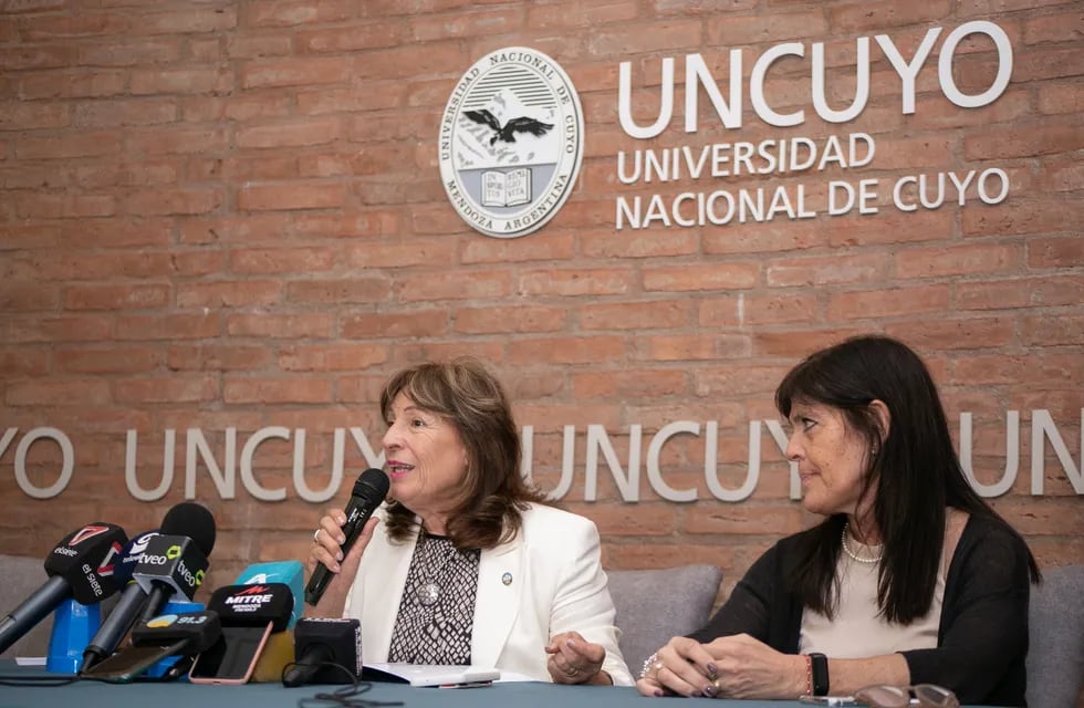 La rectora de la Universidad Nacional de Cuyo, Esther Sanchez, junto a María Ana Barrozo, directora general de Educación Secundaria de la UNCuyo.