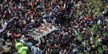 Unos 20 mil fans pasaron por la Legislatura para despedir al ex líder de Soda Stereo. Cerca de las 15, el cortejo fúnebre llegó a Chacarita