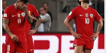 La Roja quedó eliminada tras perder ante Brasil. Los periódicos reflejaron la derrota y reconocieron el fin de una era. 