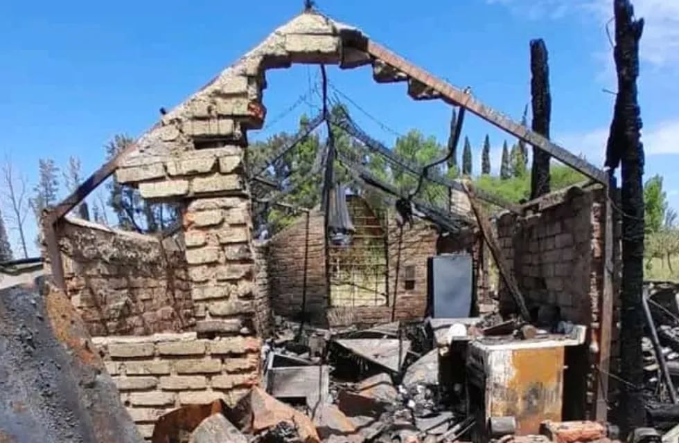 Tres familias perdieron todo en El Algarrobal luego de un incendio y explosión: un hombre se salvó de milagro. Foto: Gentileza Juan Villegas