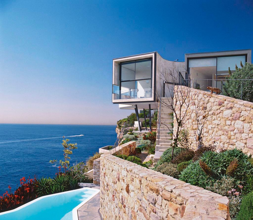 Emplazada al borde de un acantilado de 70 m, en Sydney, Australia, la “Casa Holman” está inspirada en el cuadro “La bañista”, de Picasso. Su diseño procura aprovechar al máximo el paisaje y la luz natural.
