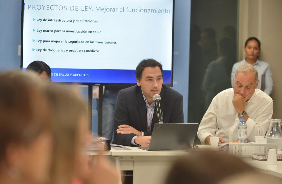 Rodolfo Montero, ministro de Salud y Deportes, defendió tres proyectos de ley que conforman la reforma integral del sistema de salud.