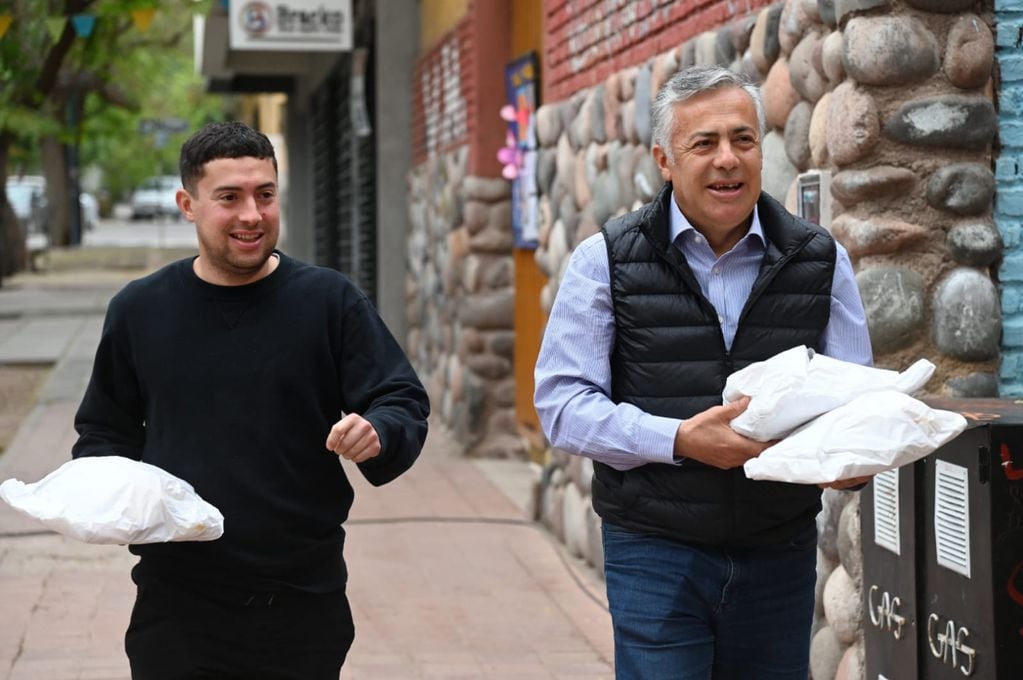 Votó Alfredo Cornejo acompañado de su hijo. Foto: Gentileza.