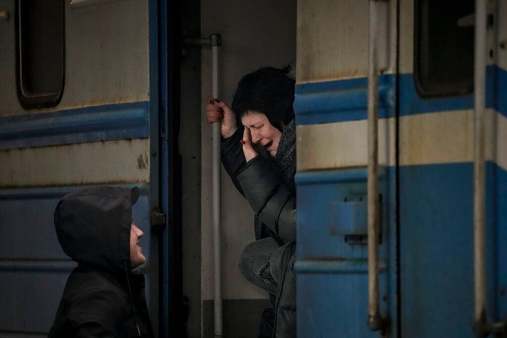 Una mujer en un tren con destino a Leópolis llora mientras se despide de un hombre en Kiev. Foto: AP / Vadim Ghirda