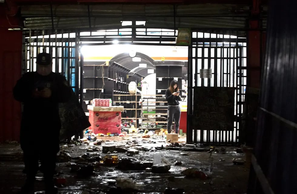 Violento saqueo a un supermercado chino en Moreno: destrozaron el comercio y lo prendieron fuego. Foto: Clarín.