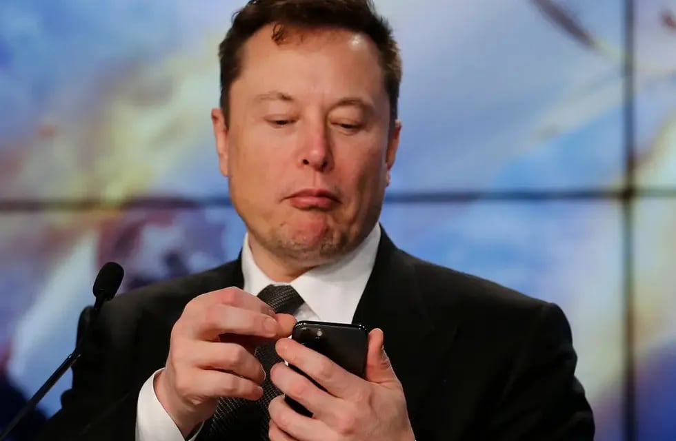 Cuando Elon Musk agarra su móvil para tuitear o contestar correos, los empleados tiemblan (literalmente).