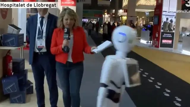 Video: un robot mozo se “suicida” en vivo en la televisión española