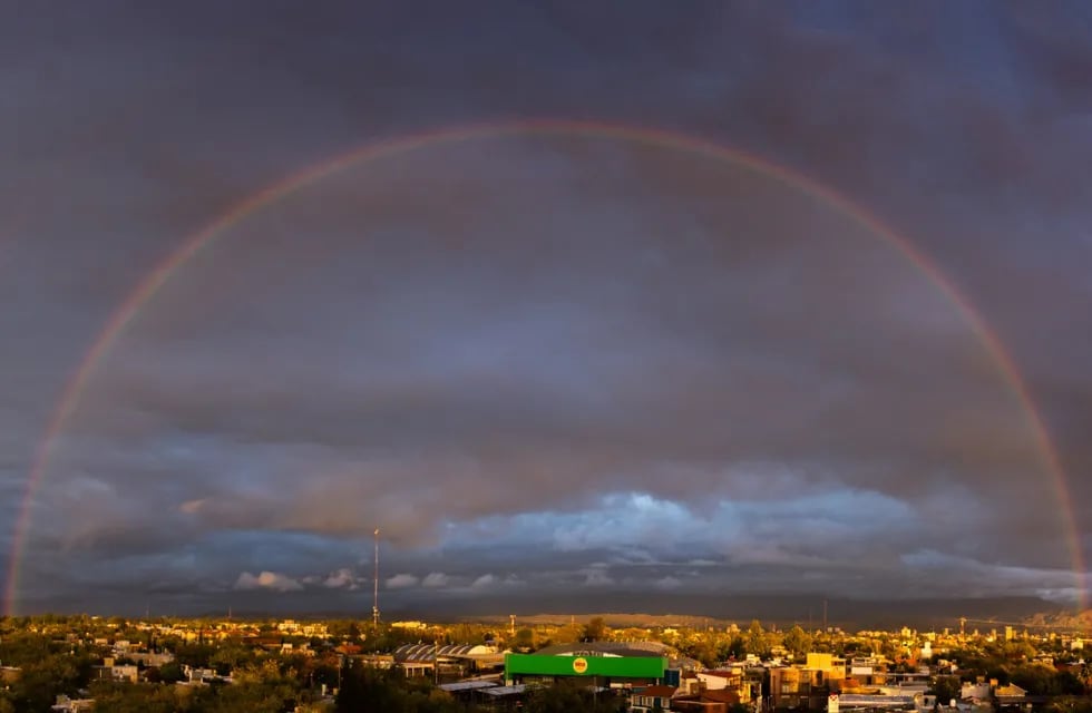 El cielo mendocino amaneció esta mañana pintado con los colores del arco iris. Foto: Ignacio Blanco / Los Andes.