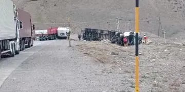 Urgente: un choque frontal entre dos camiones paralizó el tránsito en Alta Montaña