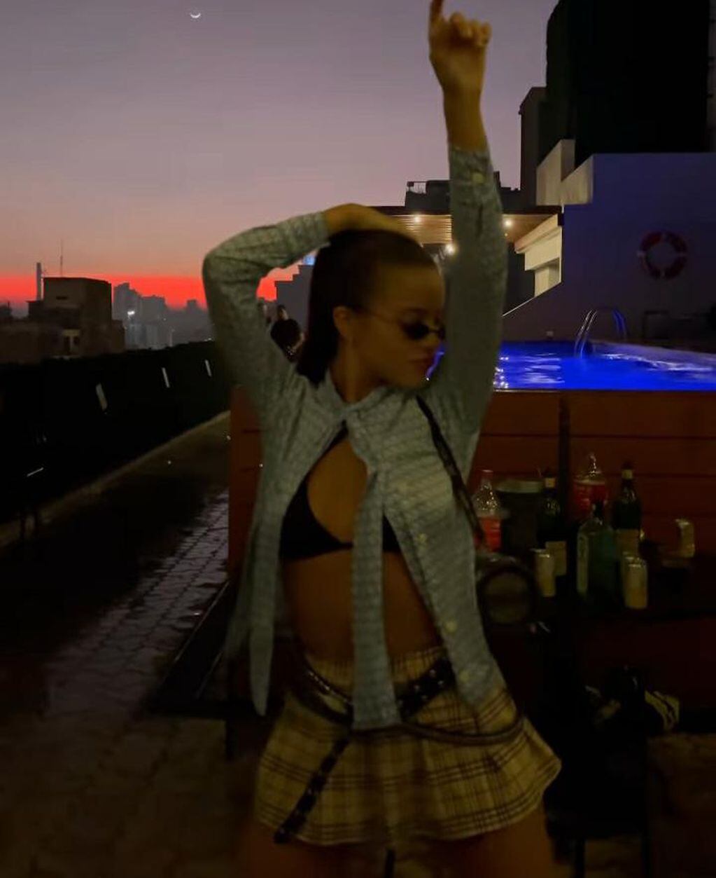 Emilia Mernes bailando junto a sus amigos en una fiesta privada
