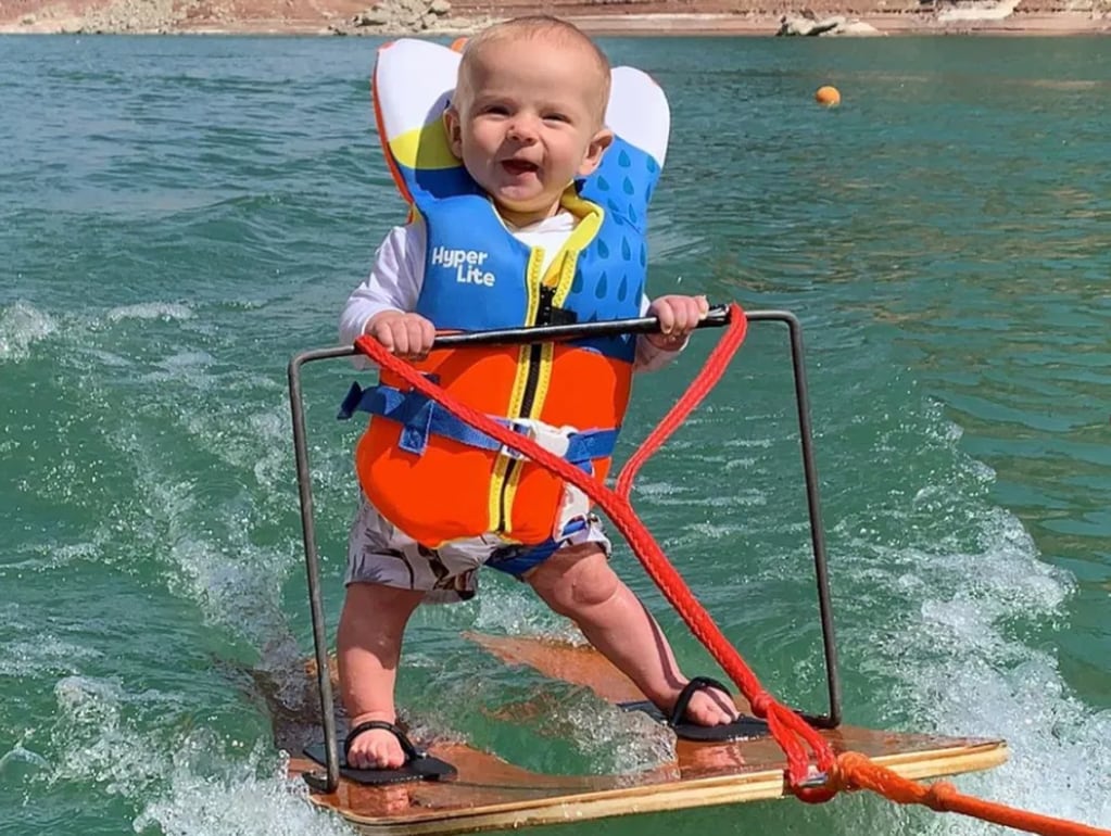 El pequeño Rich se transformó en la persona más joven en esquiar en el agua a sus seis meses. Foto: Instagram.