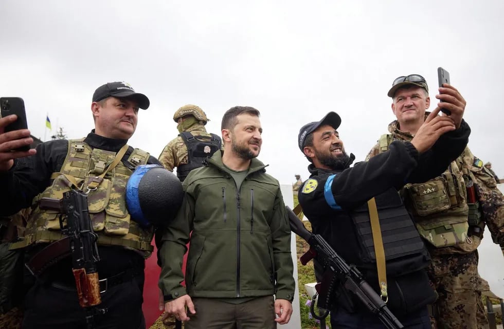 Volodimir Zelenski, presidente de Ucrania, en una conferencia de prensa rodeado de soldados ucranianos en septiembre de 2022.
